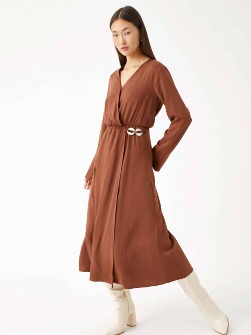 Vestido de Comprimento Médio com Detalhes de Botões Envolventes.