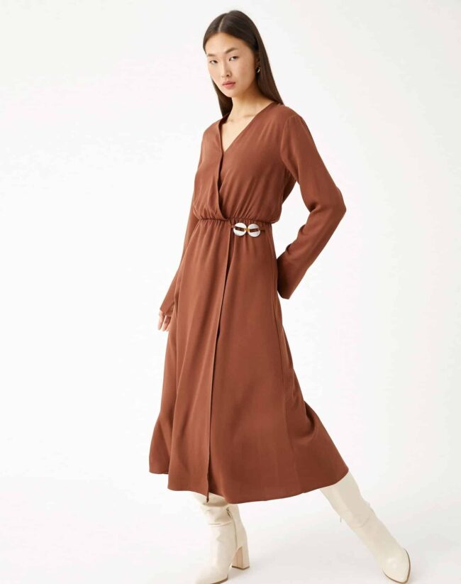 Vestido de Comprimento Médio com Detalhes de Botões Envolventes.