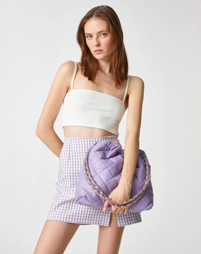 Bolsa de ombro acolchoada com alça de corrente para mulher
