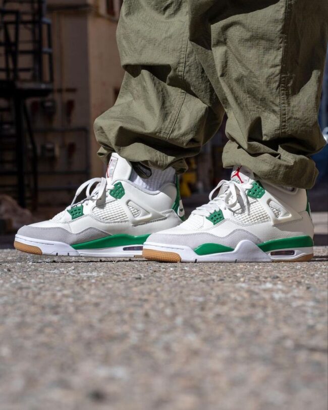 Air Jordan 4 Retro SB Pine Green - Image 4